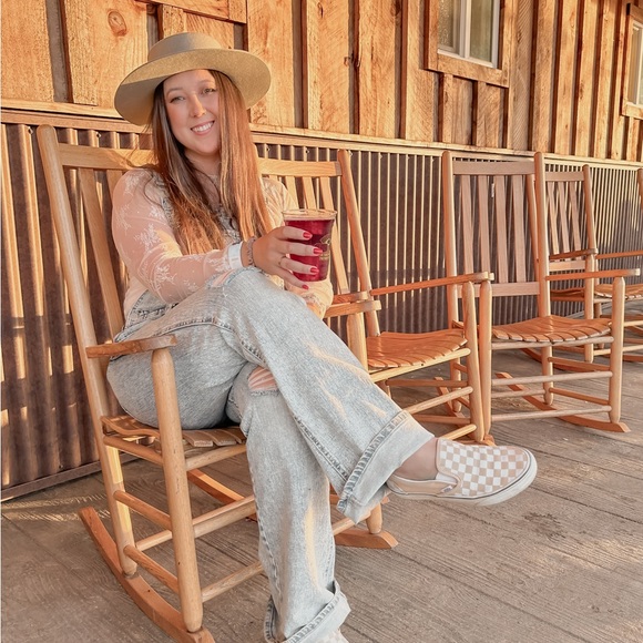 Meet your Posher, Lauryn - Picture 3 of 6